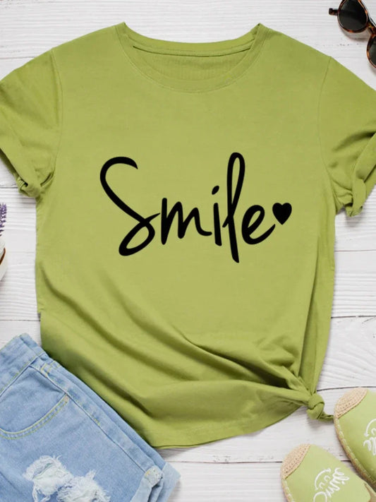 T-shirt com estampado de sorriso em forma de coração, manga curta, gola redonda, corte largo e confortável, ideal para um look casual e descontraído