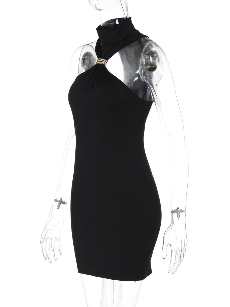 Vestido justo de cintura subida com fivela metálica, cor lisa, ombros descobertos