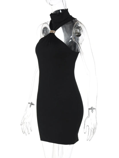 Vestido justo de cintura subida com fivela metálica, cor lisa, ombros descobertos