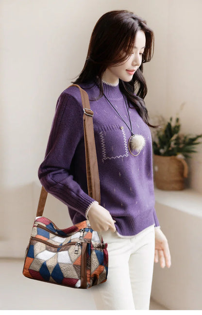 Bolso de mano de cuero con monograma estampado