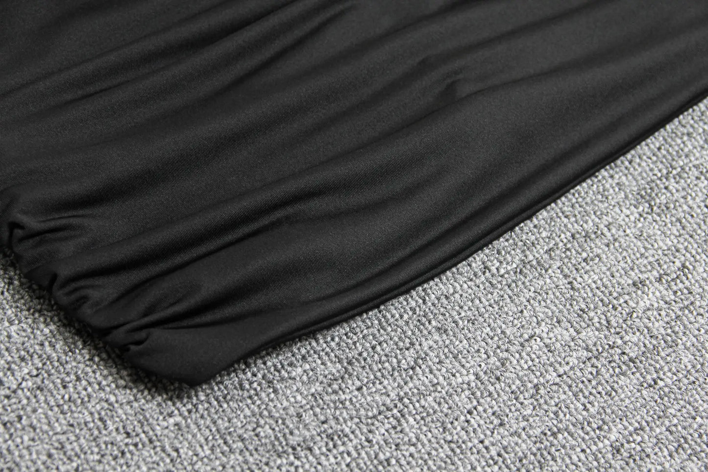 Vestido Bodycon Sexy com Decote Profundo em V e Pescoço Halter – Estilo Elegante