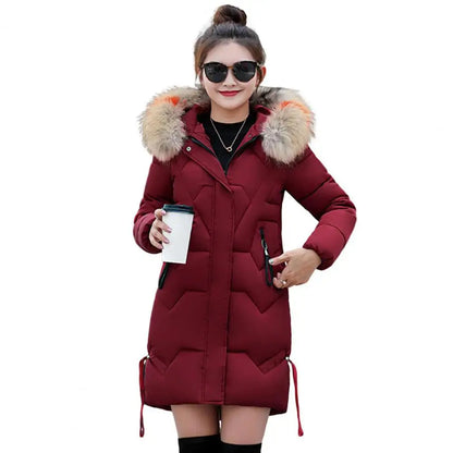 Chaqueta de invierno para mujer con capucha de peluche — abrigo de algodón, corte medio, con cremallera y protección en el cuello, resistente al viento. ❄️🧥✨