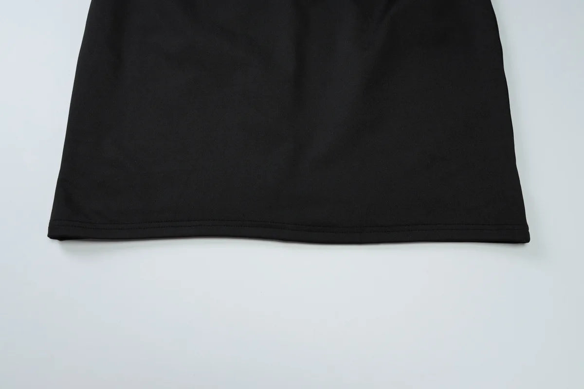 Vestido justo de cintura subida com fivela metálica, cor lisa, ombros descobertos
