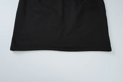 Vestido justo de cintura subida com fivela metálica, cor lisa, ombros descobertos