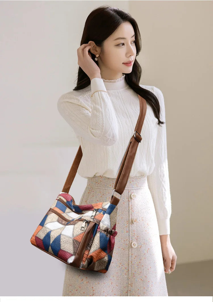 Bolso de mano de cuero con monograma estampado