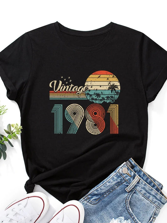 T-shirt com estampado “Vintage 1981”, manga curta, gola redonda, corte largo e confortável, ideal para um look casual de inspiração retro