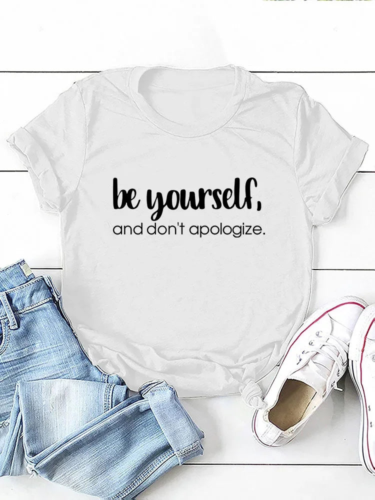 Camiseta con estampado "Be Yourself Don’t Apologize", manga corta, cuello redondo, corte holgado y cómodo, ideal para un look casual y desenfadado