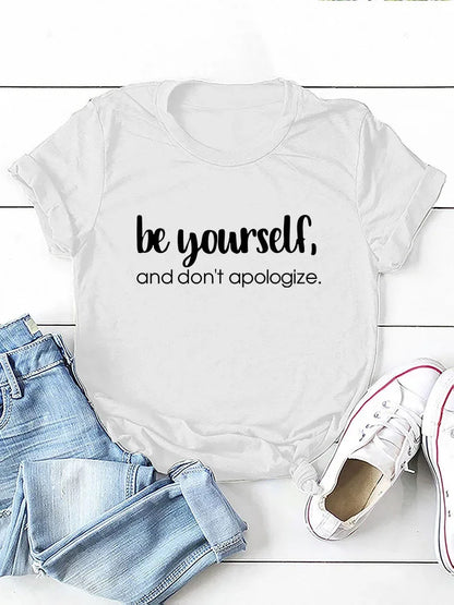 Camiseta con estampado "Be Yourself Don’t Apologize", manga corta, cuello redondo, corte holgado y cómodo, ideal para un look casual y desenfadado