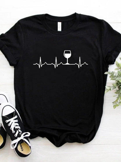 T-shirt com estampado “Wine Heartbeat”, manga curta, gola redonda, corte largo e confortável, ideal para um look casual de verão