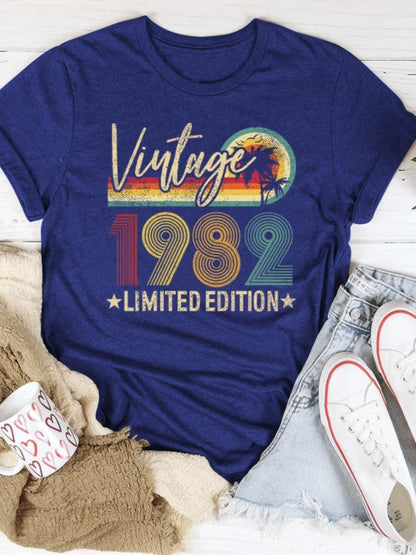 T-shirt com estampado “Vintage 1982 Limited Edition”, manga curta, gola redonda, corte largo e confortável, ideal para um look casual de inspiração retro