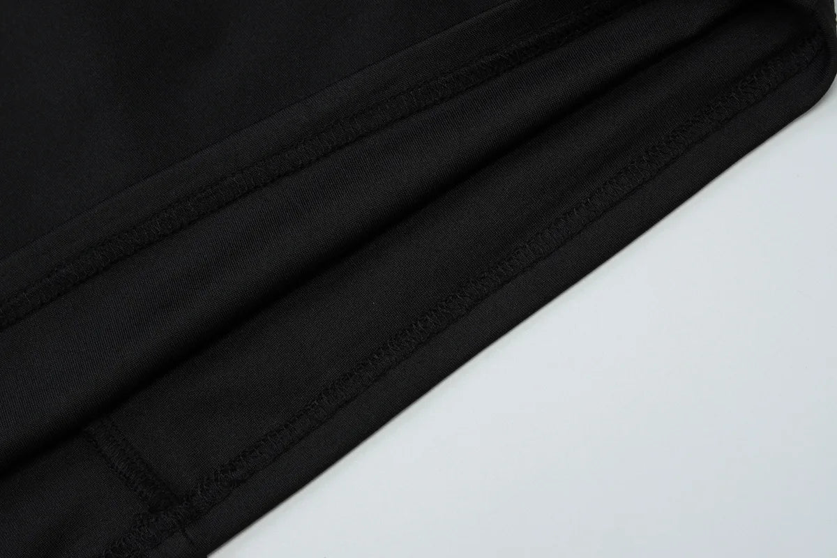 Vestido justo de cintura subida com fivela metálica, cor lisa, ombros descobertos