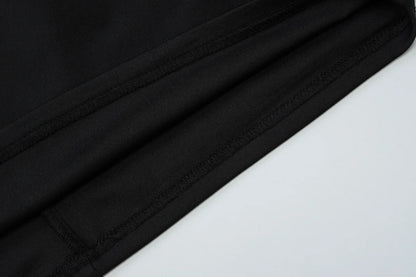 Vestido justo de cintura subida com fivela metálica, cor lisa, ombros descobertos