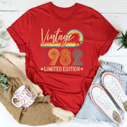 T-shirt com estampado “Vintage 1982 Limited Edition”, manga curta, gola redonda, corte largo e confortável, ideal para um look casual de inspiração retro