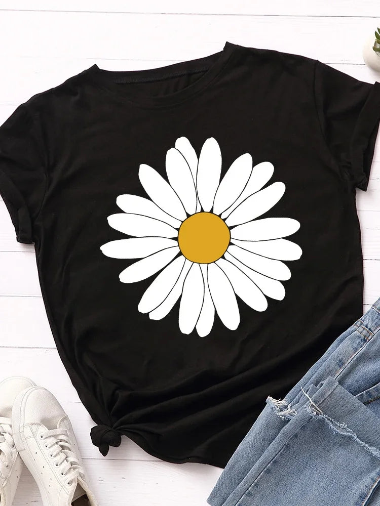 T-shirt com estampado de margaridas “Blooming Daisy”, manga curta, gola redonda, corte largo e confortável, ideal para um look casual e leve
