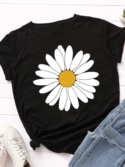 T-shirt com estampado de margaridas “Blooming Daisy”, manga curta, gola redonda, corte largo e confortável, ideal para um look casual e leve