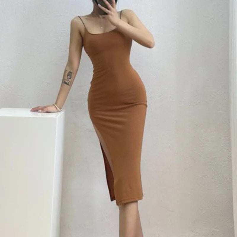 Vestido Largo ajustado con abertura alta, tirantes finos