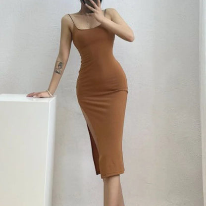 Vestido Largo ajustado con abertura alta, tirantes finos