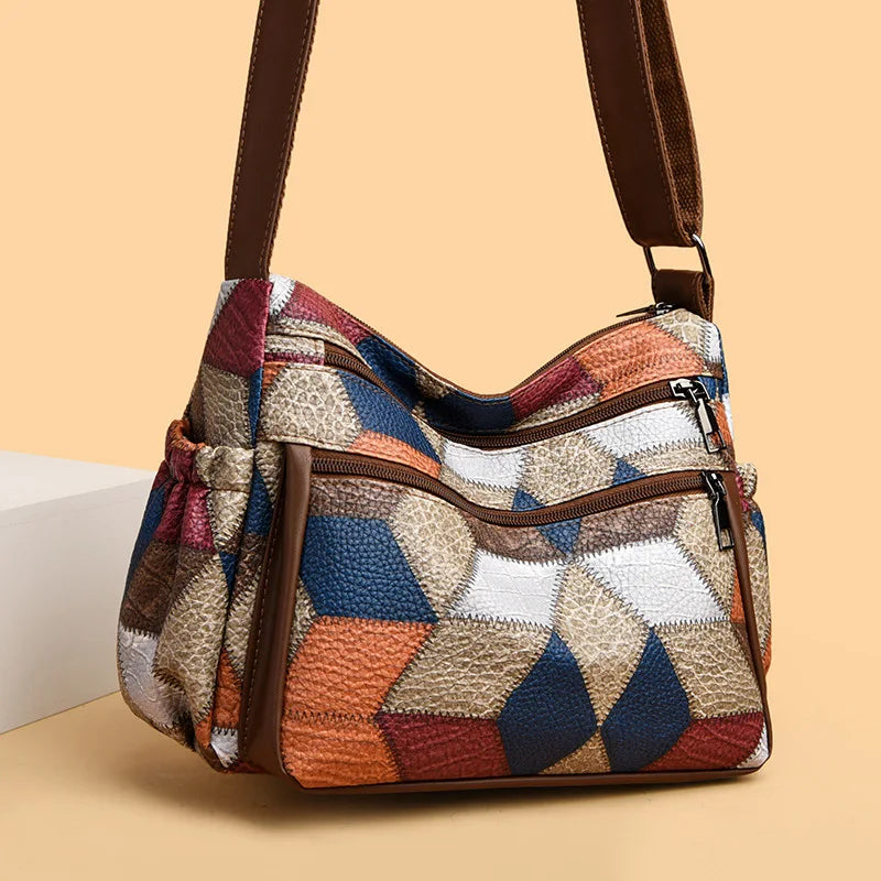 Bolso de mano de cuero con monograma estampado