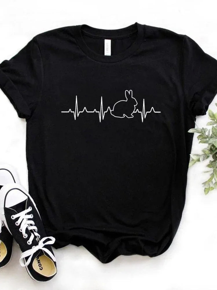 Camiseta con estampado de conejo y latido, manga corta, cuello redondo, corte ancho y cómodo, ideal para un look casual y relajado