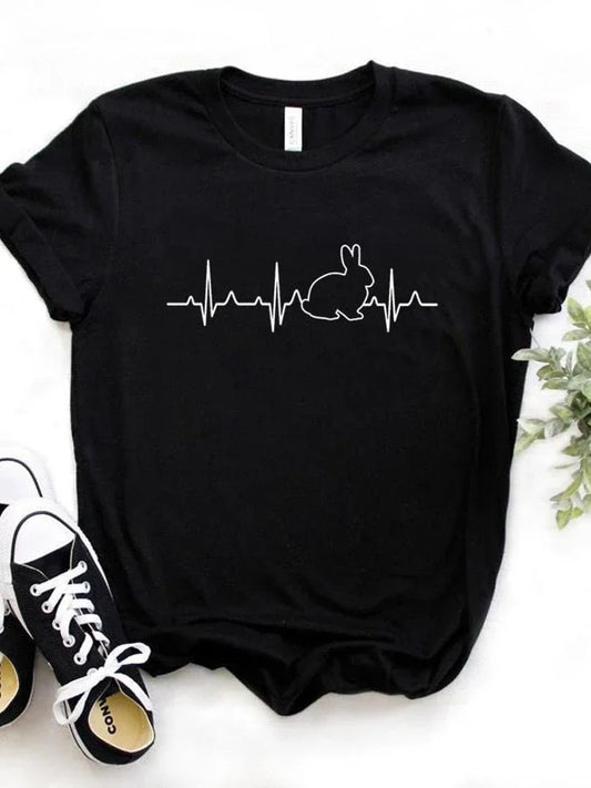 T-shirt com estampado de coelho e batimento cardíaco, manga curta, gola redonda, corte largo e confortável, ideal para um look casual e descontraído