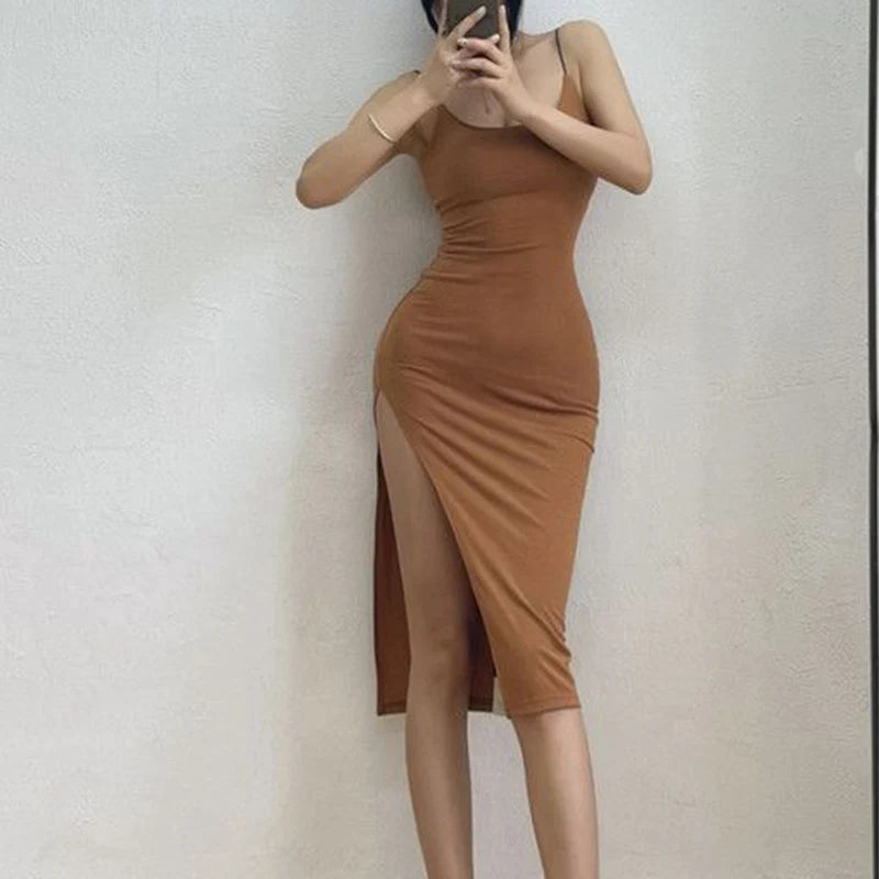 Vestido Largo ajustado con abertura alta, tirantes finos