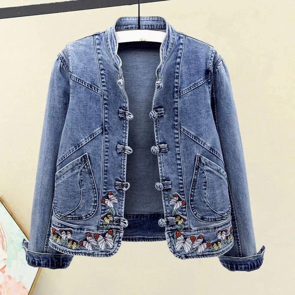 Abrigo entallado con bordados: un toque artístico para tus looks casuales