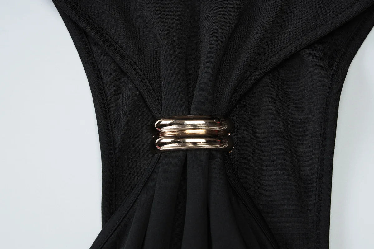Vestido justo de cintura subida com fivela metálica, cor lisa, ombros descobertos