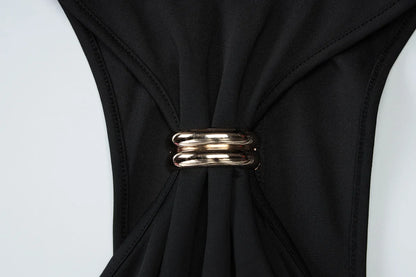 Vestido justo de cintura subida com fivela metálica, cor lisa, ombros descobertos