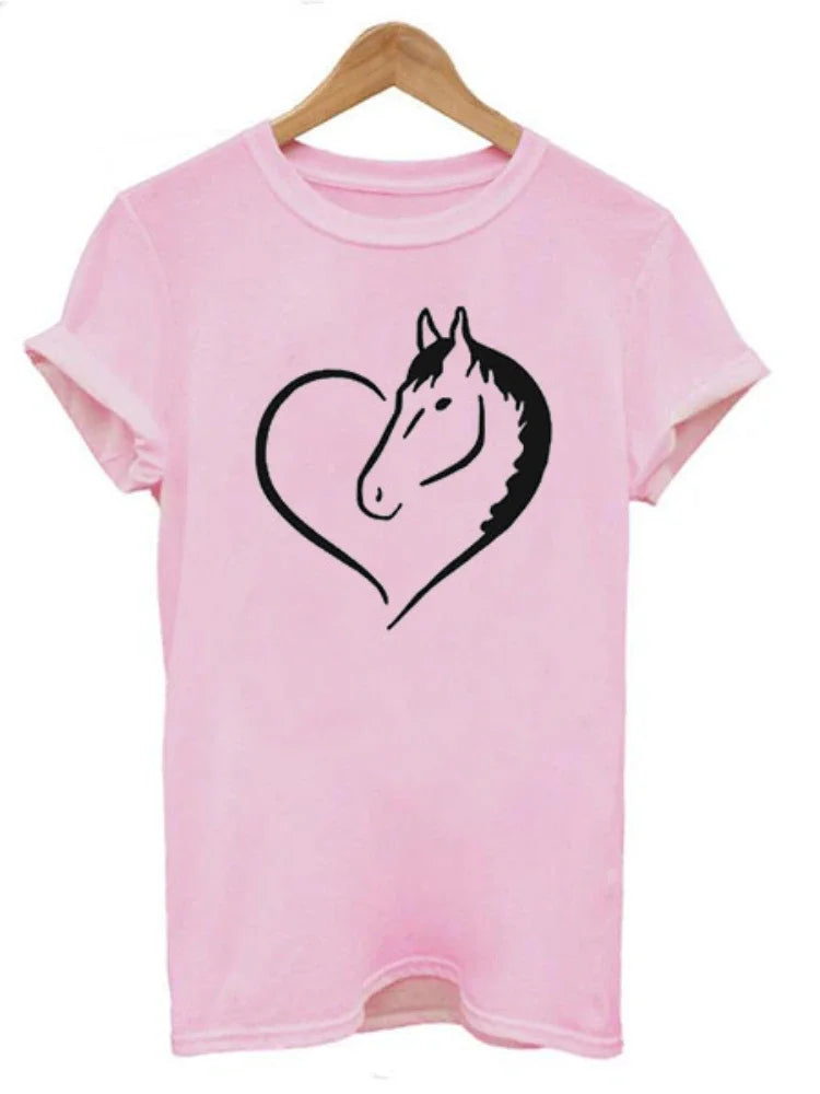 T-shirt com estampado de cavalo em forma de coração, cor amarela, manga curta, gola redonda, corte largo e confortável, ideal para looks casuais de verão