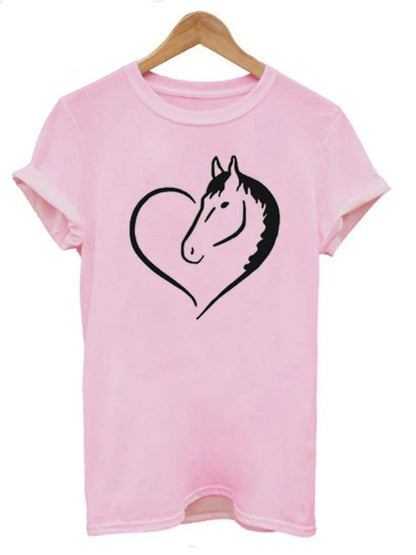 T-shirt com estampado de cavalo em forma de coração, cor amarela, manga curta, gola redonda, corte largo e confortável, ideal para looks casuais de verão