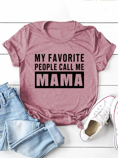 Camiseta con estampado “My Favorite People Call Me Mama”, manga corta, cuello redondo, corte holgado y cómodo, ideal para un look casual y relajado