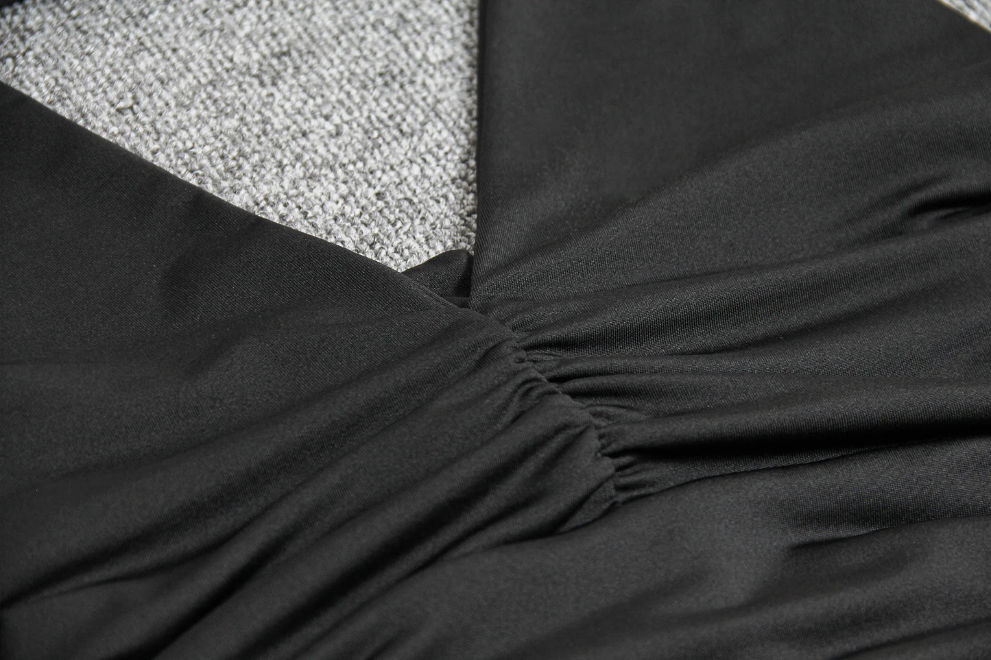 Vestido Bodycon Sexy com Decote Profundo em V e Pescoço Halter – Estilo Elegante
