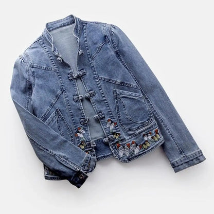 Abrigo entallado con bordados: un toque artístico para tus looks casuales