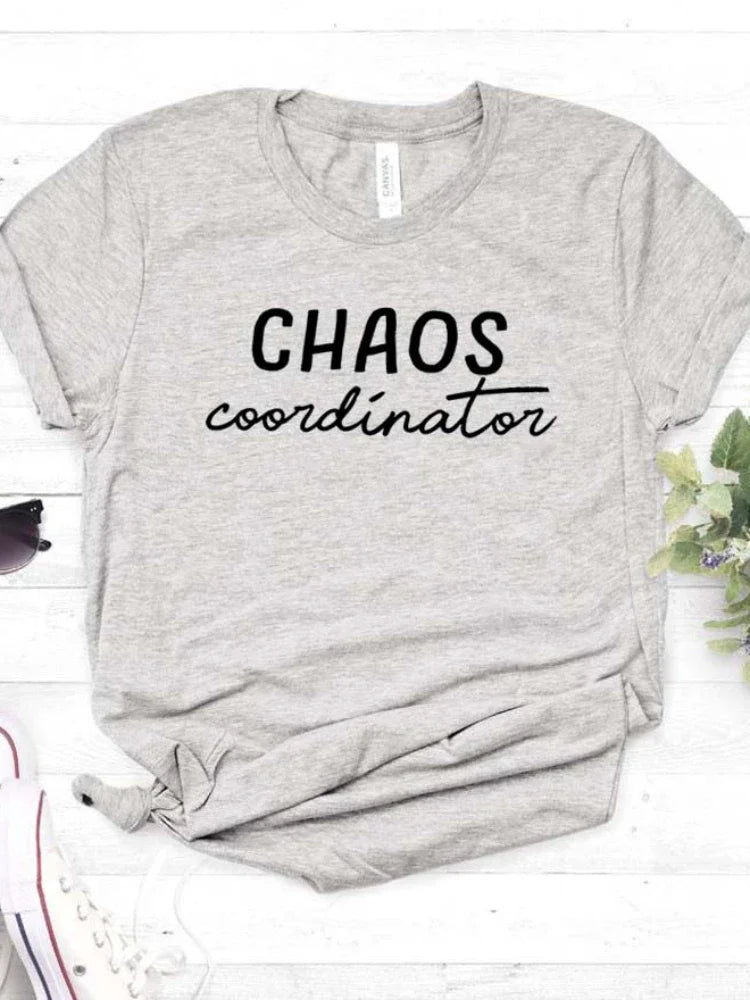 Camiseta con estampado "Chaos Coordinator", manga corta, cuello redondo, corte ancho y cómodo, ideal para un look casual