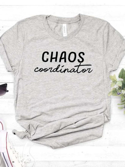 Camiseta con estampado "Chaos Coordinator", manga corta, cuello redondo, corte ancho y cómodo, ideal para un look casual