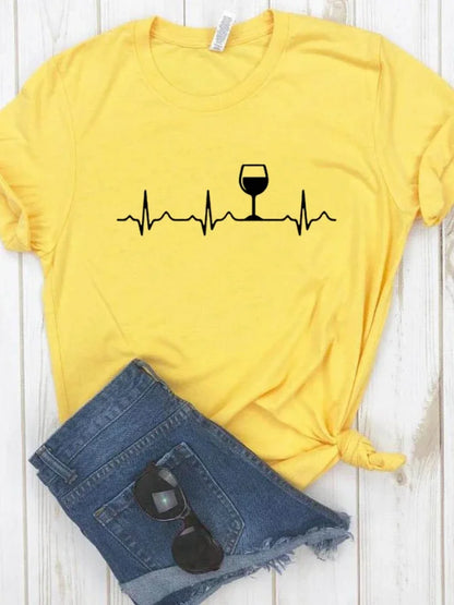 T-shirt com estampado “Wine Heartbeat”, manga curta, gola redonda, corte largo e confortável, ideal para um look casual de verão