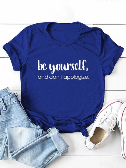 Camiseta con estampado "Be Yourself Don’t Apologize", manga corta, cuello redondo, corte holgado y cómodo, ideal para un look casual y desenfadado