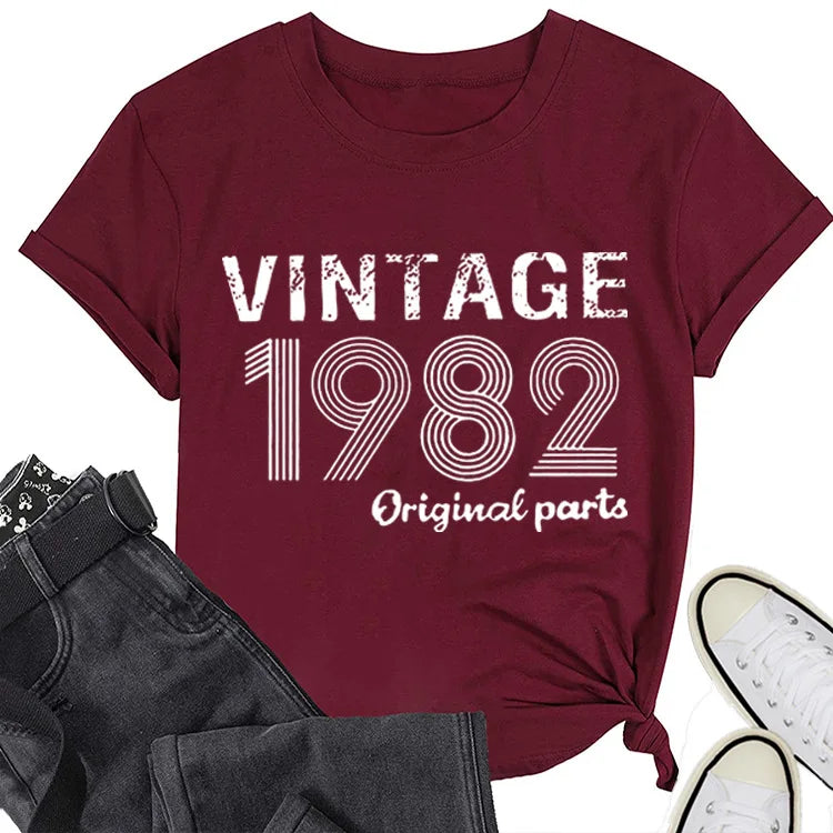 T-shirt com estampado “Vintage 1982 Original”, manga curta, gola redonda, corte largo e confortável, ideal para um look casual e descontraído.