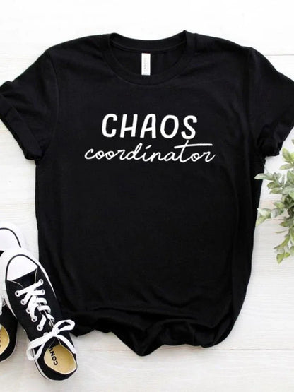 Camiseta con estampado "Chaos Coordinator", manga corta, cuello redondo, corte ancho y cómodo, ideal para un look casual
