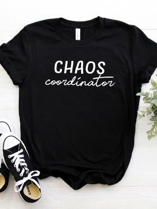T-shirt com estampado “Chaos Coordinator”, manga curta, gola redonda, corte largo e confortável, ideal para um look casual