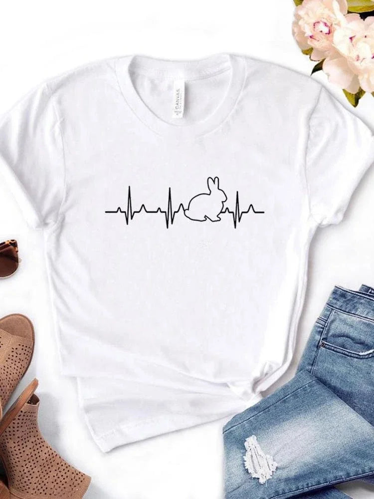 Camiseta con estampado de conejo y latido, manga corta, cuello redondo, corte ancho y cómodo, ideal para un look casual y relajado