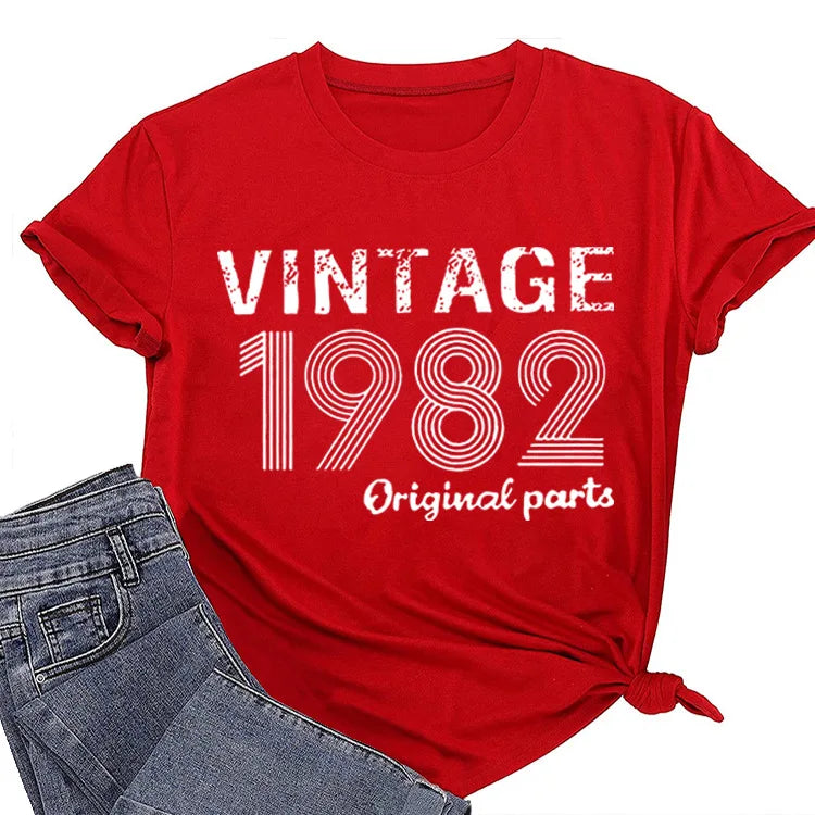 T-shirt com estampado “Vintage 1982 Original”, manga curta, gola redonda, corte largo e confortável, ideal para um look casual e descontraído.
