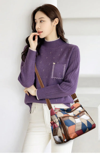 Bolso de mano de cuero con monograma estampado