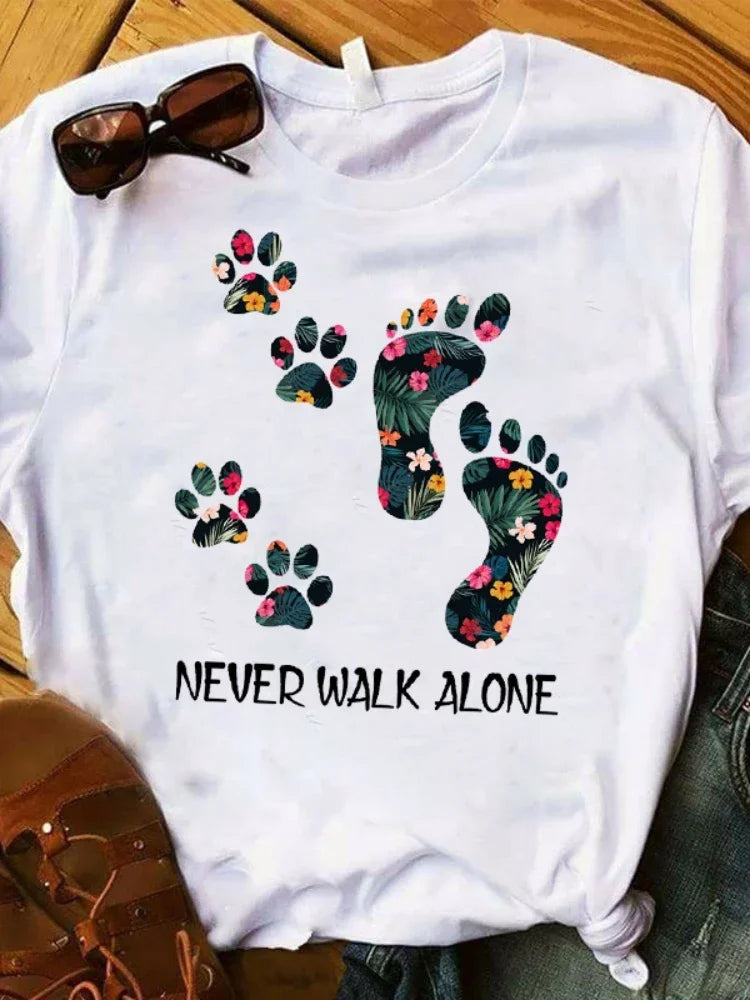 T-shirt com estampado “Never Walk Alone”, manga curta, gola redonda, corte confortável e casual, ideal para uso diário