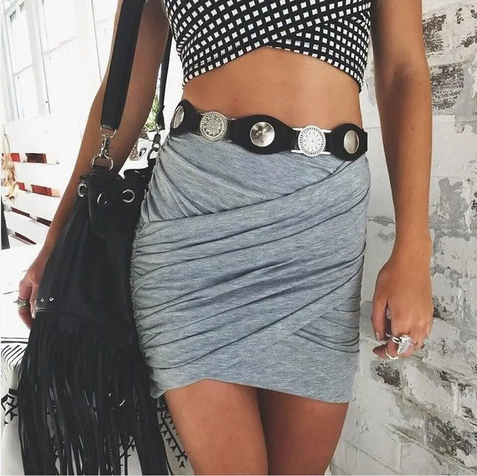 Mini saia plissada de cor lisa, de cintura subida, corte justo e ajuste ao corpo, ideal para looks elegantes