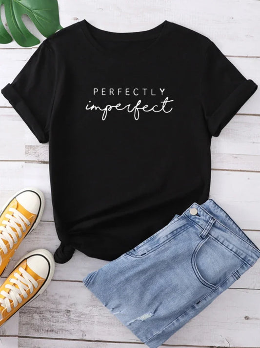 T-shirt com estampado “Perfectly Imperfect”, manga curta, gola redonda, corte largo e confortável, ideal para um look casual e descontraído