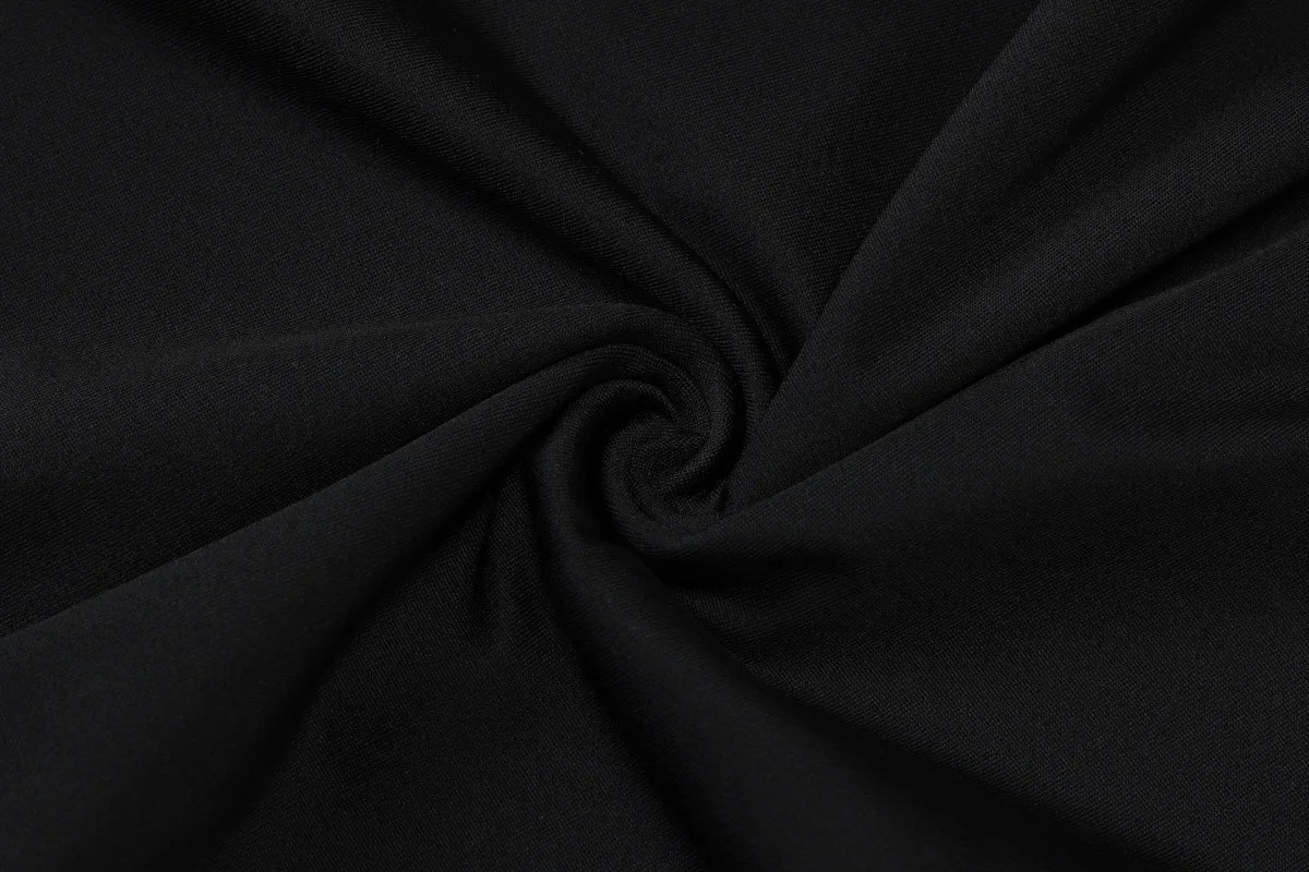 Vestido justo de cintura subida com fivela metálica, cor lisa, ombros descobertos