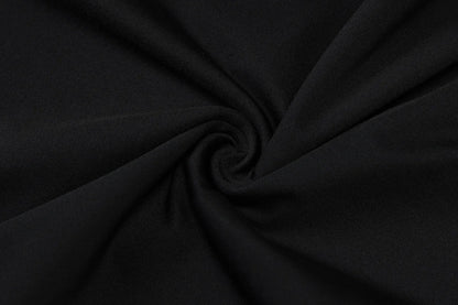 Vestido justo de cintura subida com fivela metálica, cor lisa, ombros descobertos