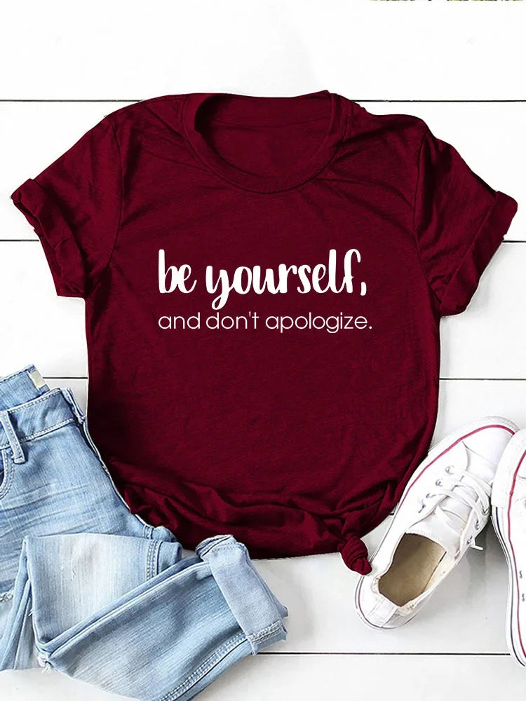 Camiseta con estampado "Be Yourself Don’t Apologize", manga corta, cuello redondo, corte holgado y cómodo, ideal para un look casual y desenfadado