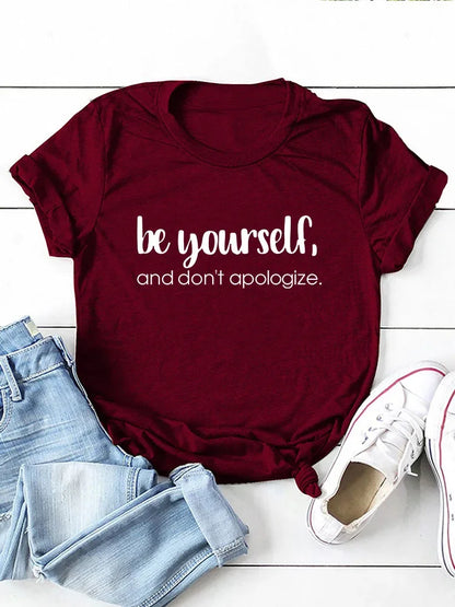 Camiseta con estampado "Be Yourself Don’t Apologize", manga corta, cuello redondo, corte holgado y cómodo, ideal para un look casual y desenfadado